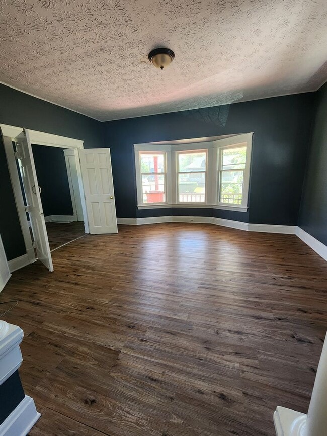 Building Photo - LARGE 4 Bedroom Home For Rent