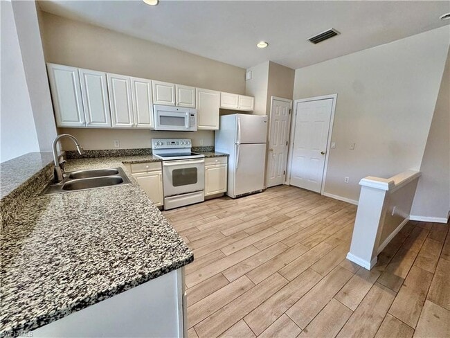 Foto del edificio - 912 Hampton Cir