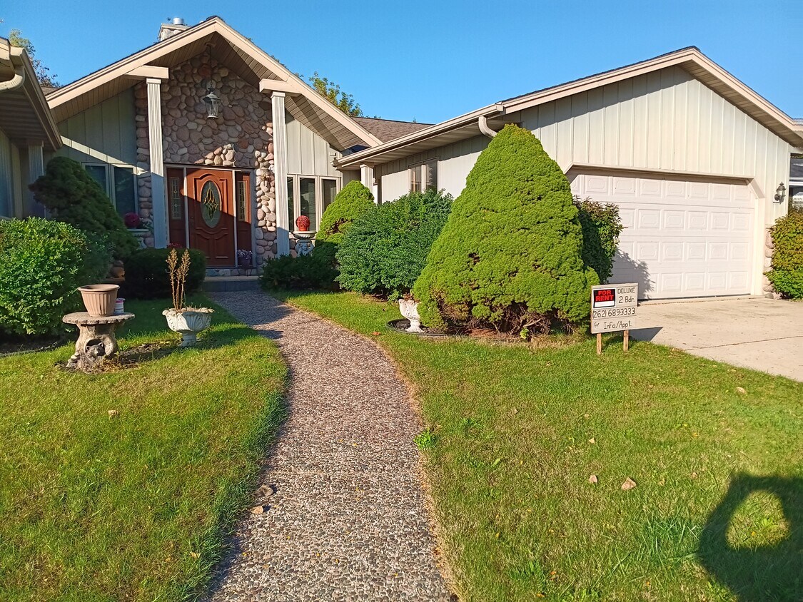 402 Glen View Ln Unit Deluxe Condo, Slinger, WI 53086 Condo for Rent