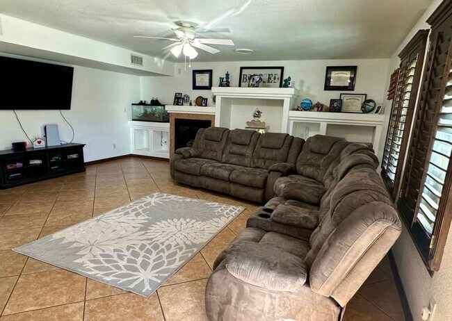 Building Photo - Beautiful  House with 4 bedrooms-2.5 baths...