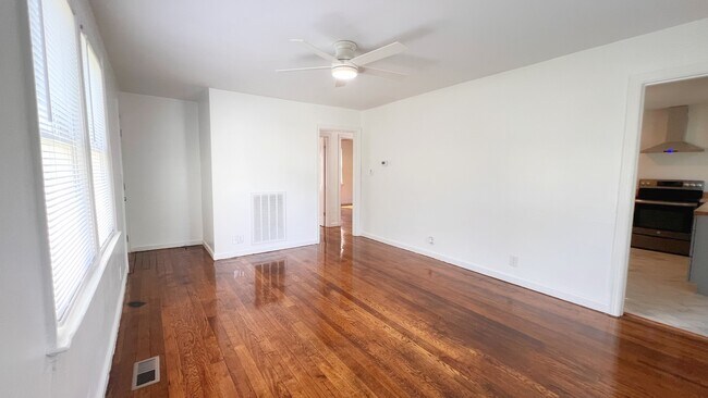 Building Photo - 521 E Columbia Ave