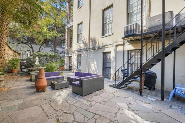 Foto del edificio - 112 E Harris St