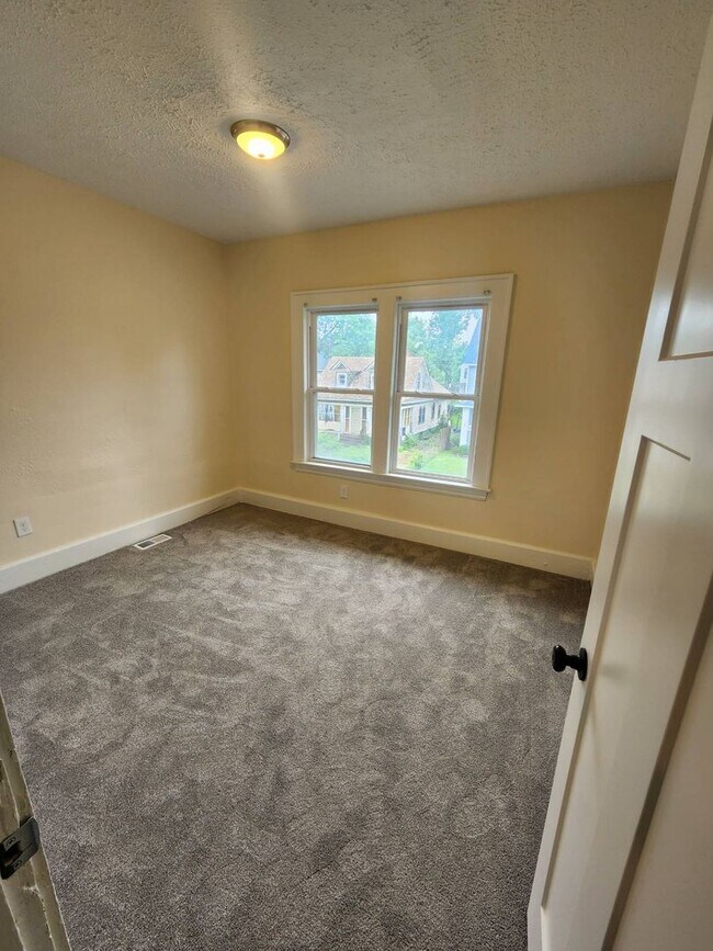Building Photo - Charming & Cozy 3-Bedroom Home for Rent – ...