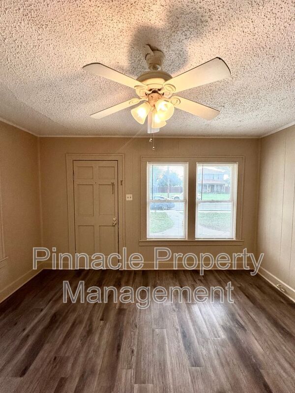 Building Photo - 308 S Van Buren