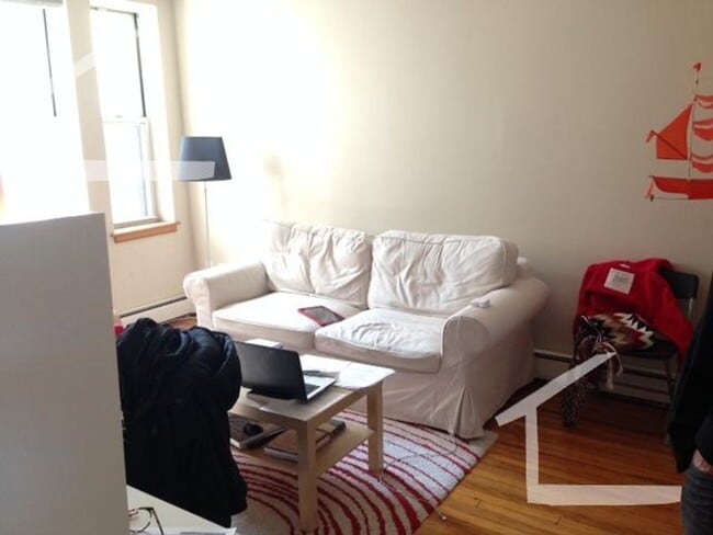 Building Photo - Cozy Studio w/ separated Kitchen!