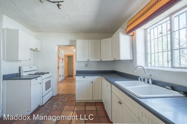 Building Photo - 2 br, 1 bath Apartment - 902 Edith Blvd NE