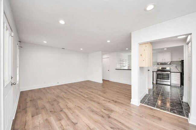 Building Photo - 7722 Elm St