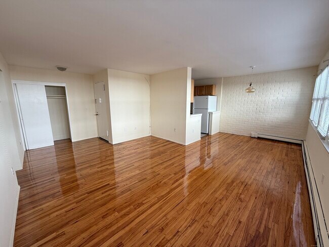Foto del edificio - 324 Strawberry Hill Ave