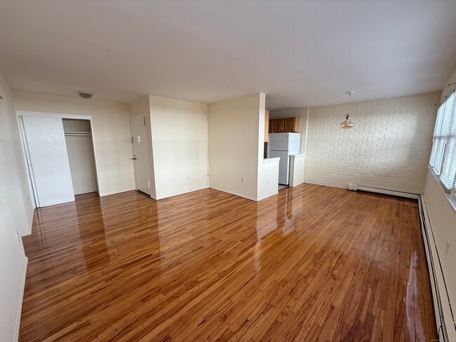Building Photo - 324 Strawberry Hill Ave