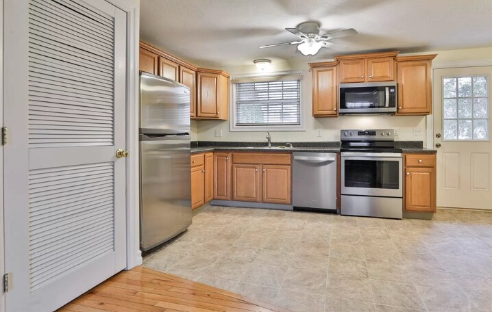 Kitchen - 1522 Candia Rd
