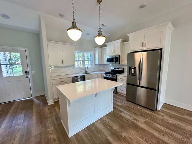 Building Photo - Spacious, Brand New 2 Bedroom 2 Bath Luxur...