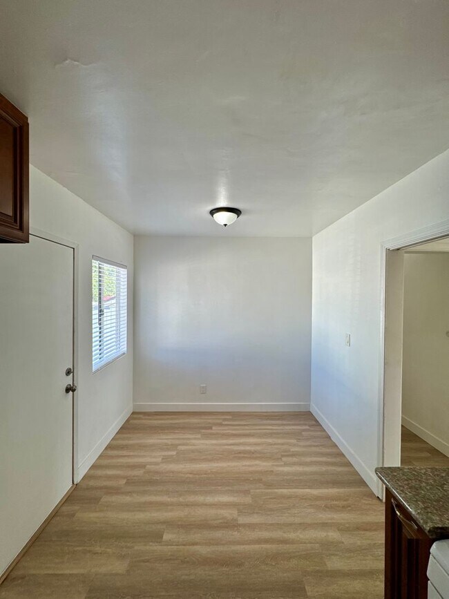 Building Photo - 1465 W Parade St