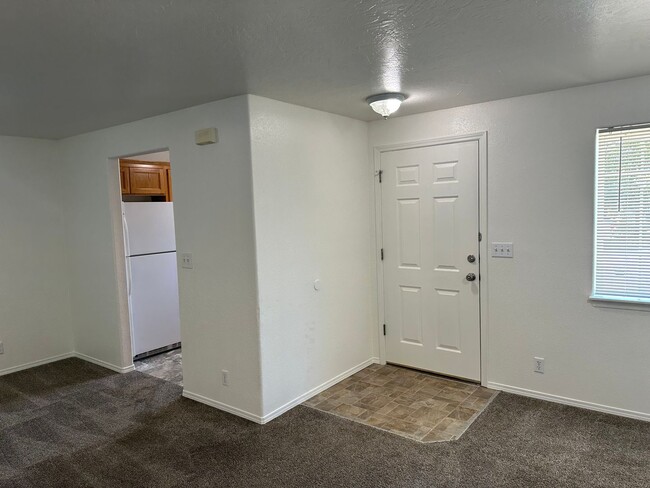 Foto del edificio - Updated 2 bedroom 2 bath triplex in Spring...