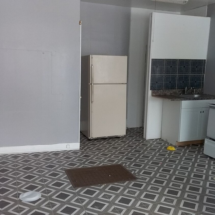 Building Photo - 727 Park Ave