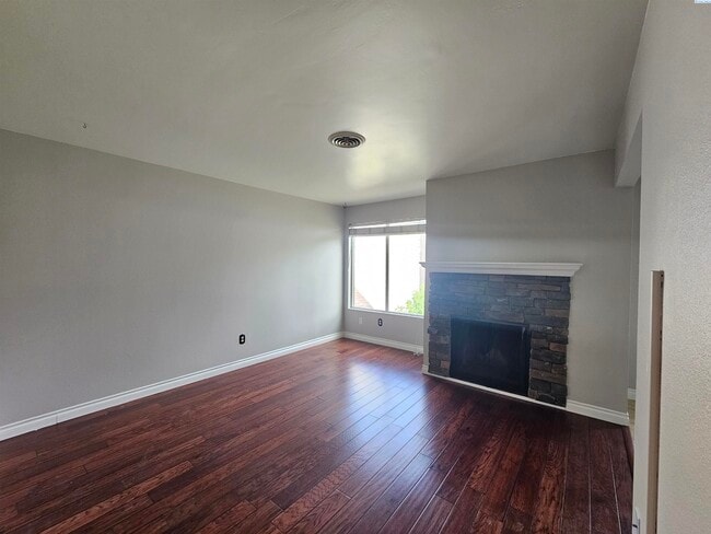 Building Photo - Upper Level Condo overlooking Pool and Clu...