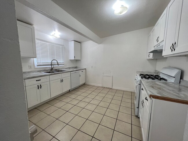 Building Photo - 320 Palm Dr
