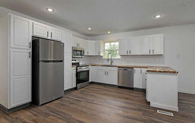 Building Photo - LEASING
