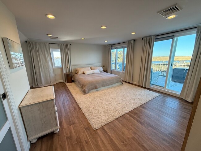 Building Photo - 256 Alley Ave