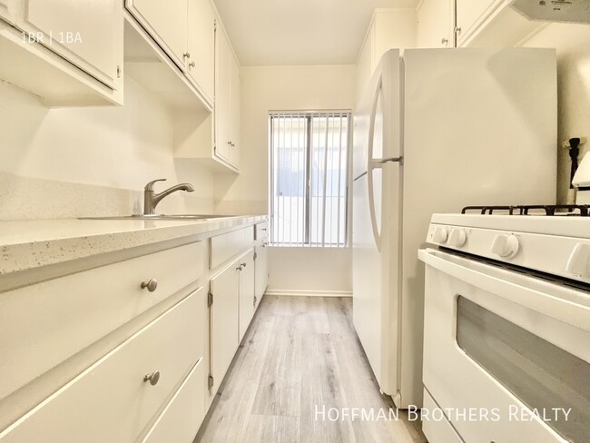 Building Photo - 634 N St Andrews Pl