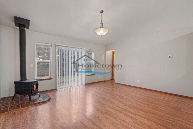 Foto del edificio - 3 Bedroom 2 Bath Home with Attached 2-Car ...