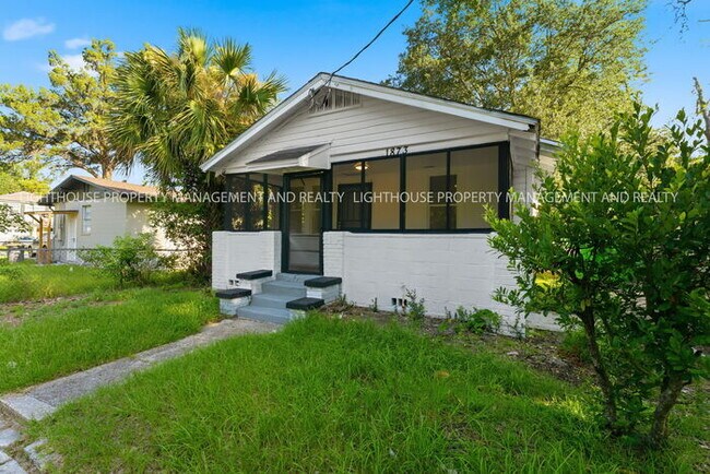 Foto del edificio - Newly Renovated 3 Bedroom Home With Modern Kitchen