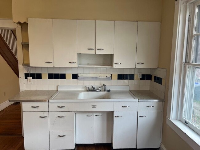 Building Photo - 4 Bedroom House