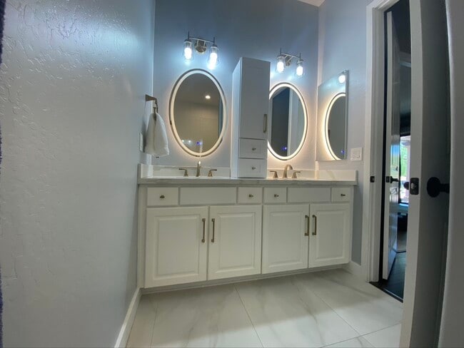 Double vanity - Primary - 4241 N Pebble Creek Pky