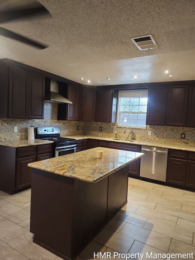 Foto del edificio - Spacious 4-Bedroom Home with Pool