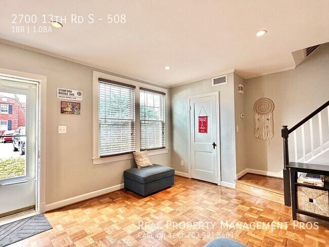 Foto del edificio - Stunning Arlington Village Rowhouse w/ Deck!