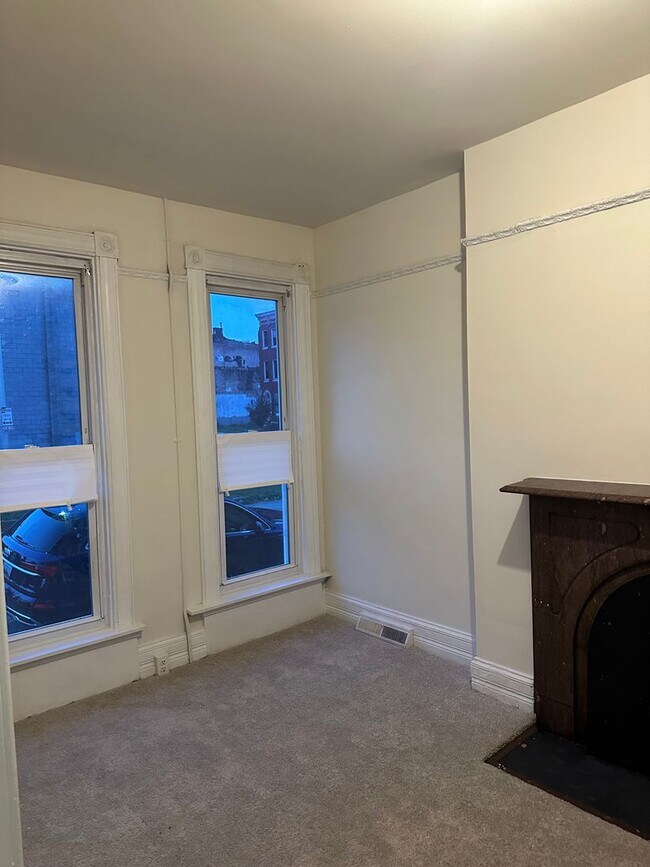 Building Photo - Spacious Rooms! W/D! Newly Renovated! Avai...