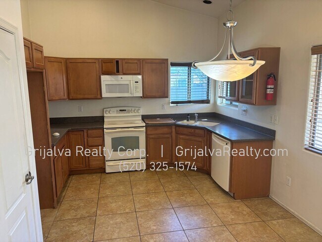 Foto del edificio - Beautiful 3 BR, 2 BA House in Gated Community  (I-10/Wilmot)