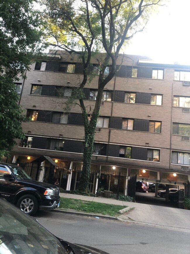 Building Photo - 5420 N Kenmore Ave