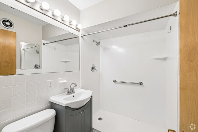 1 habitación, 1 baño - 600 pies cuadrados - Baño - 405 10th Ave N
