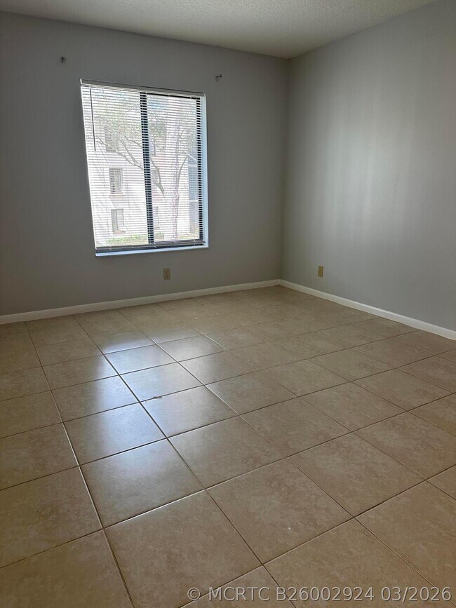 Building Photo - 208 Foxtail Dr