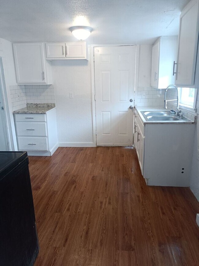 Foto del edificio - 3 Bed / 1.5 Bath Home Available Now!
