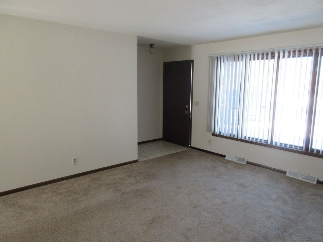 607609 Lyndhurst Dr Unit 607, Janesville, WI 53546 Room for Rent in