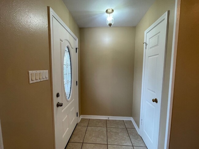 Building Photo - Stockwell Area! A Must See Today!