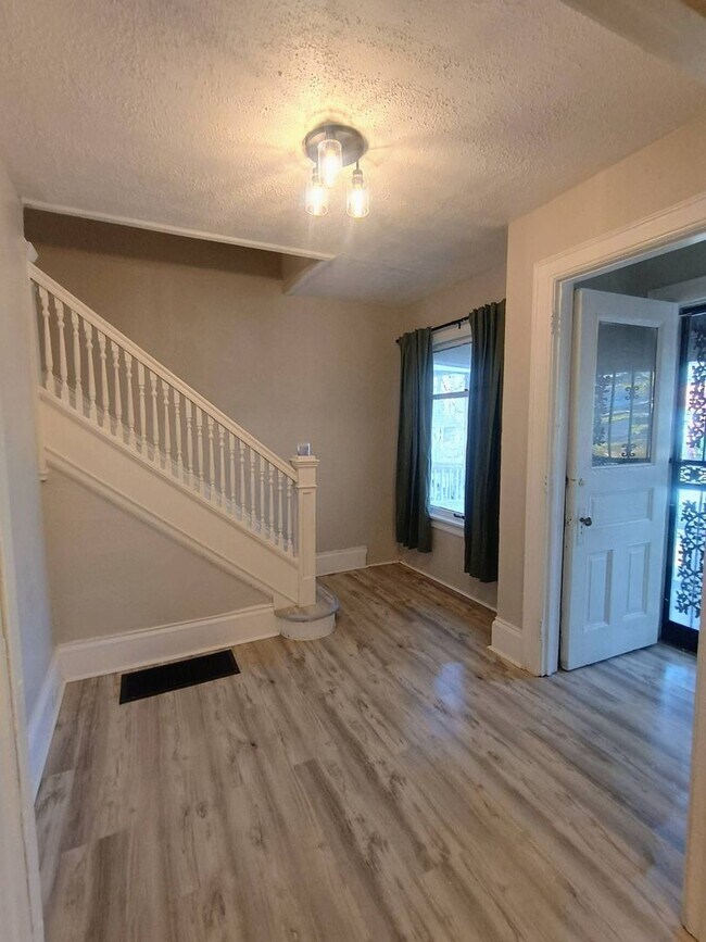 Foto del edificio - Charming 4-Bedroom Home in Harambee