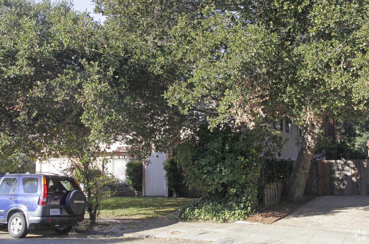 Building Photo - 1211 Paru St