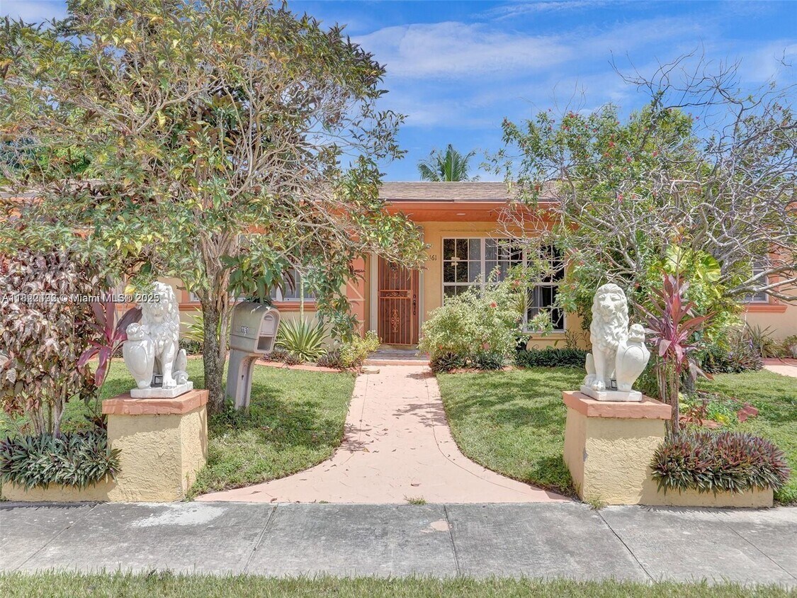 Foto principal - 1161 NE 202nd St