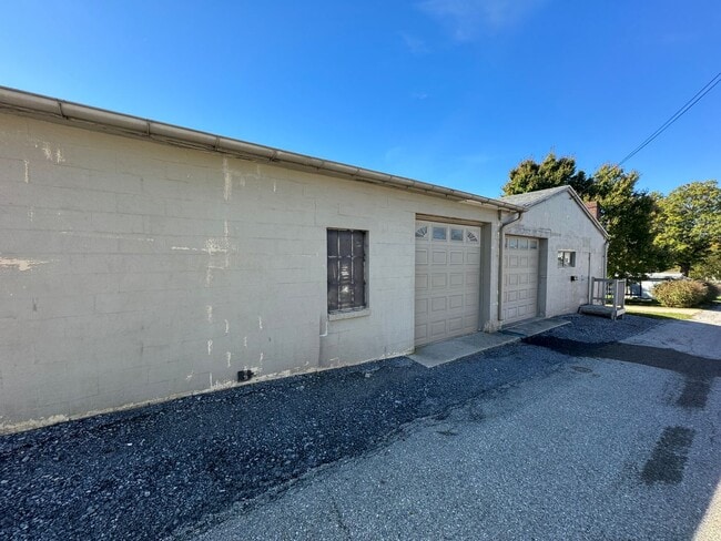 Building Photo - COMMERCIAL Garage/Shop