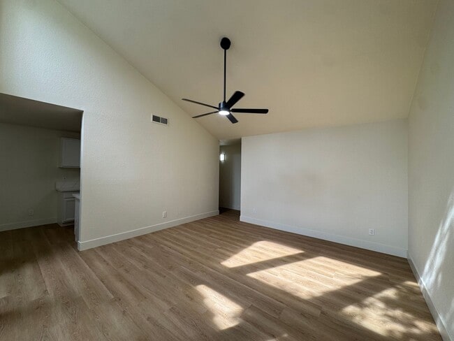 Foto del edificio - 5965 E Shields Ave