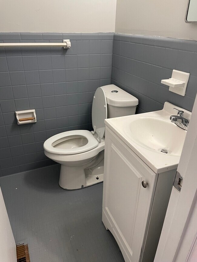 Foto del edificio - Newly Renovated Three Bedroom Home in NW H...