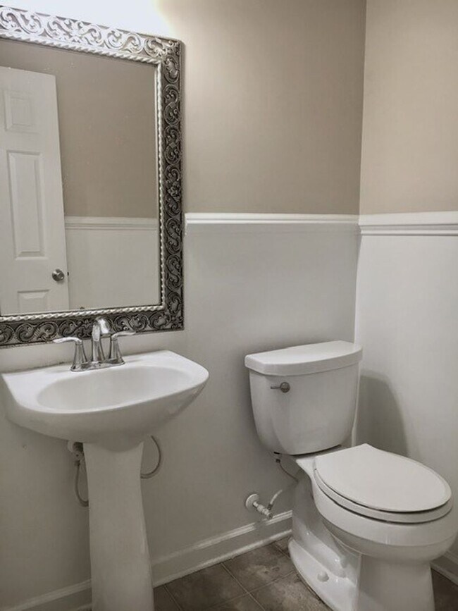 Foto del edificio - SPACIOUS 4 BEDROOM HOME IN PARK WEST - CHAPIN