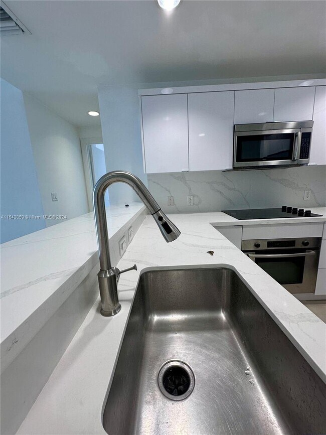 Building Photo - 1060 Brickell Ave