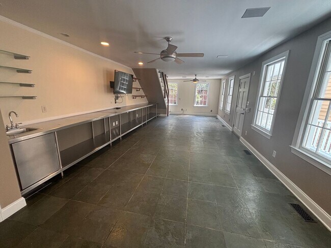 Building Photo - 2 Bedroom 2.5 Bathroom in The Charleston P...