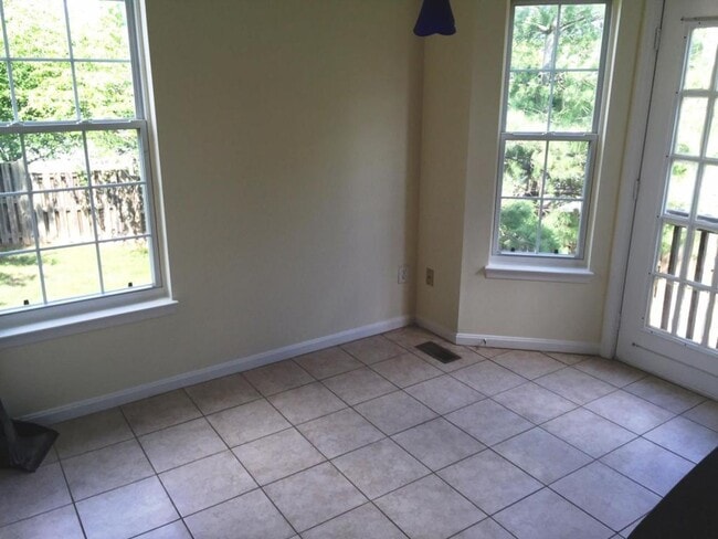 Building Photo - 2531 James Maury Dr