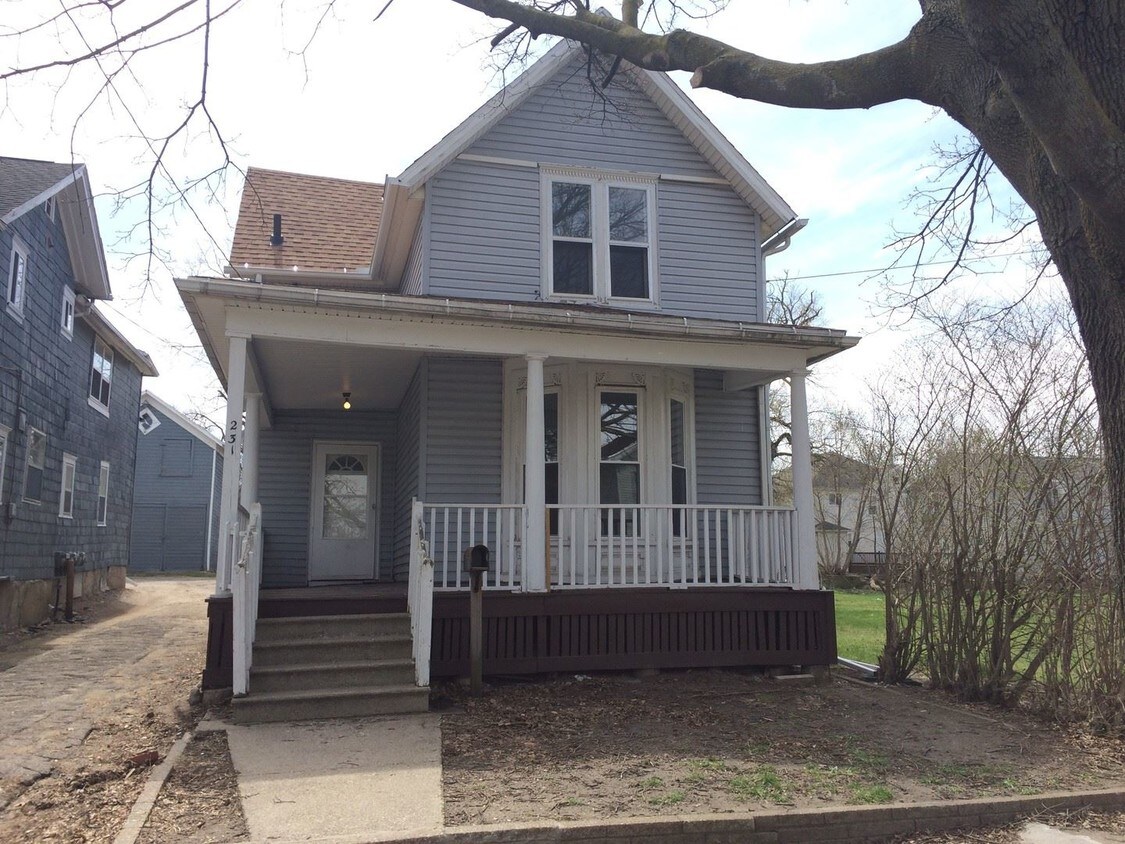 Primary Photo - 3 br, 2 bath House - 231 W. Mason St.