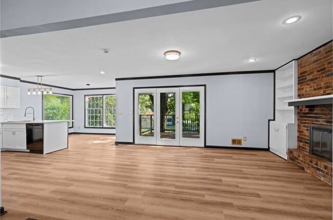 Building Photo - 6809 Lakeshore Dr