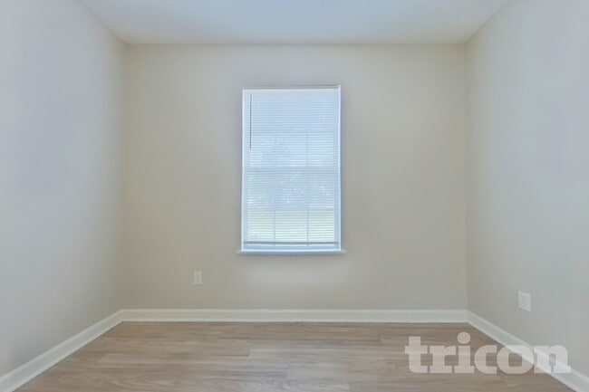Building Photo - 410 Fox Trot Dr